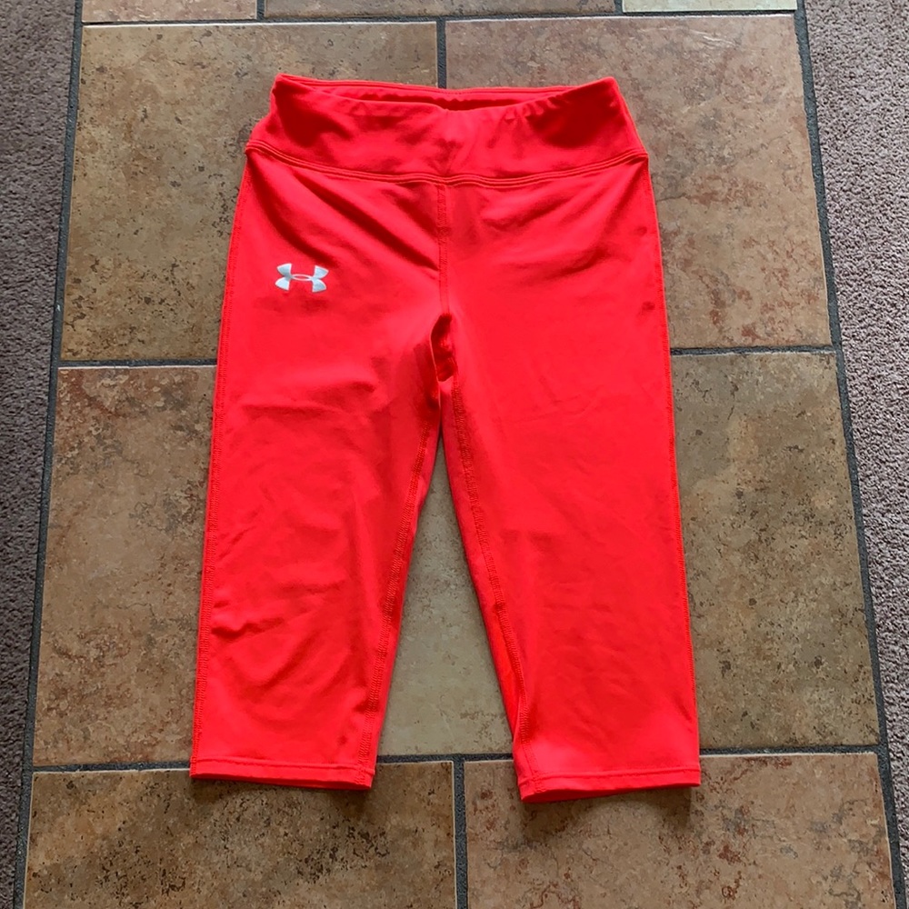 UNDER ARMOUR Girls Neon Coral Stretch Capri Leggings (Y Medium)